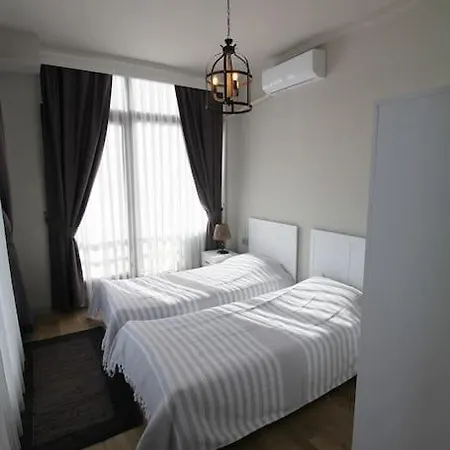 Havuzlu Sitede Manzarali Daire *